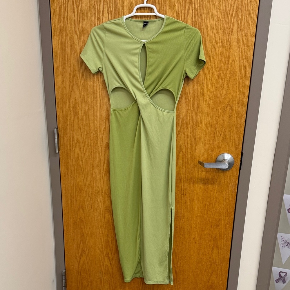 Chic Two-Tone Green Midi Dress - Picture 2 of 5